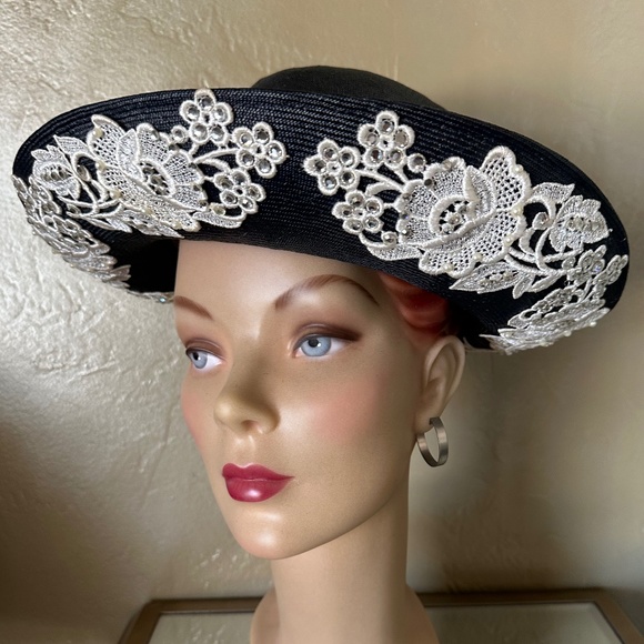 VALUABLE 1960S' DESIGNER JACK MCCONNELL NAVY STRAW  HAT + WHITE APPLIQUÉ - Picture 2 of 12